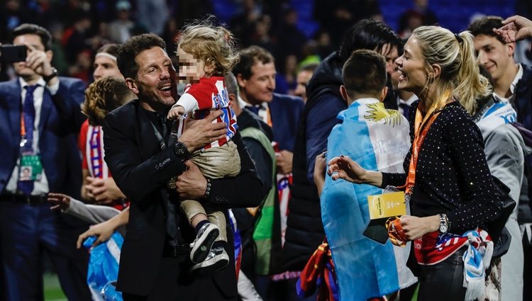 Diego Simeone con su hija Francesca y su pareja Carla Pereyra celebrando la Europa League 2018 del Atlético de Madrid