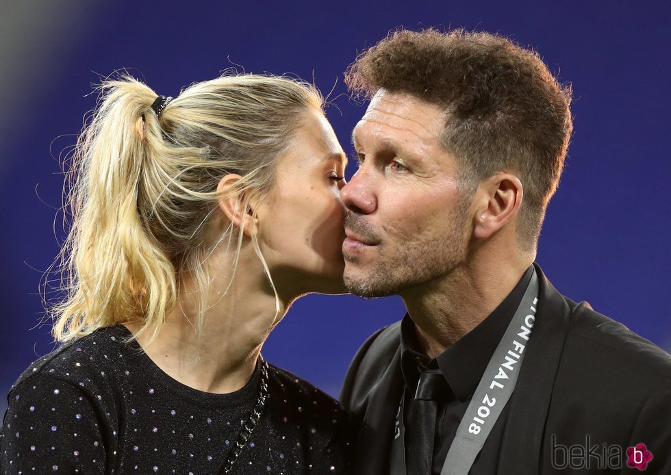 Carla Pereyra dando un beso a Diego Simeone tras la victoria del Atlético de Madrid en la Europa League 2018