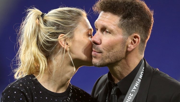 Carla Pereyra dando un beso a Diego Simeone tras la victoria del Atlético de Madrid en la Europa League 2018