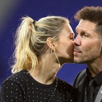 Carla Pereyra dando un beso a Diego Simeone tras la victoria del Atlético de Madrid en la Europa League 2018