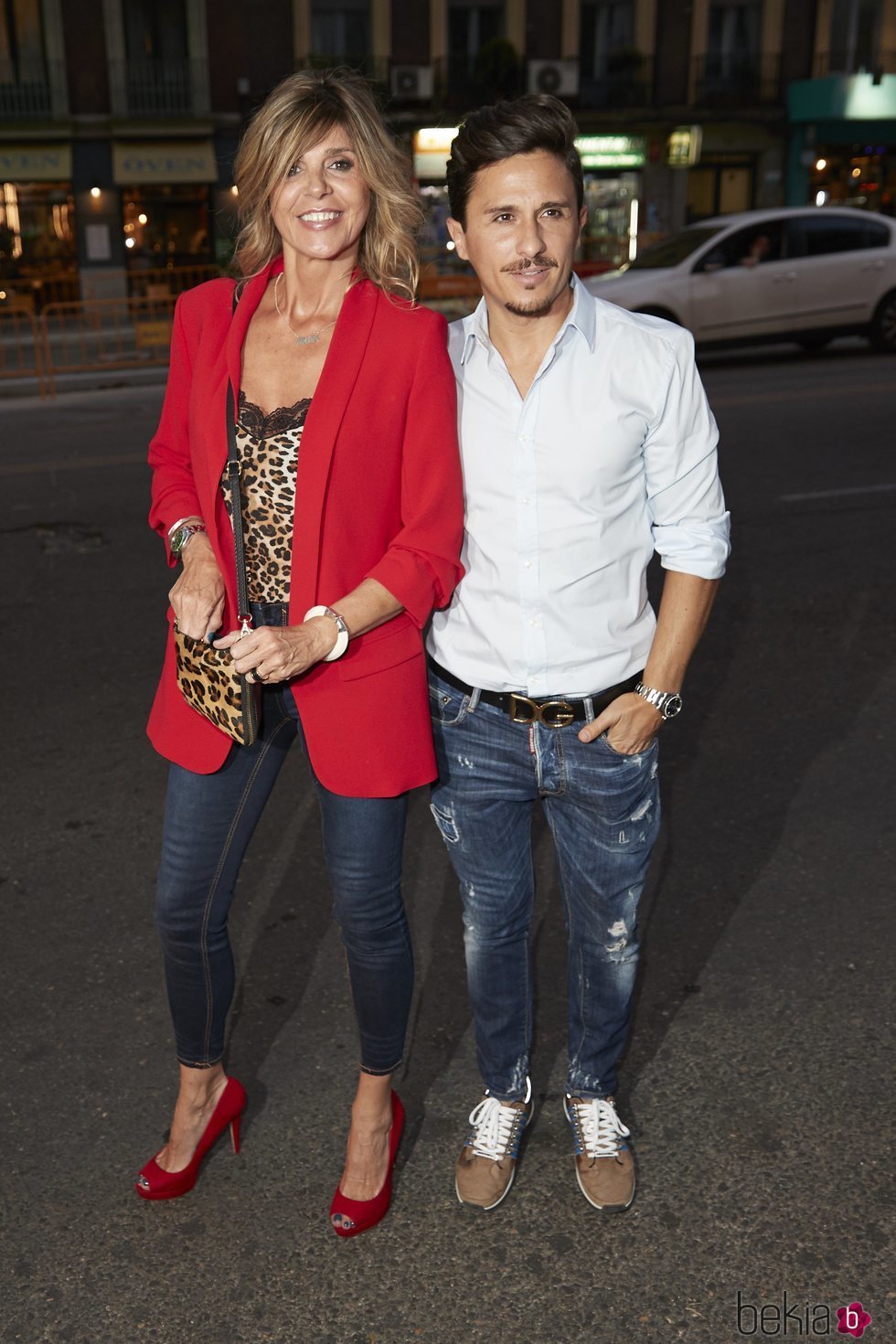 Arancha de Benito y Agustín Etienne llegando a la fiesta de Belén Esteban tras ganar su batalla judicial a Toño Sanchís