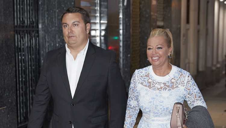 Belén Esteban con su novio Miguel llegando a su fiesta organizada tras su victoria judicial con Toño Sanchís