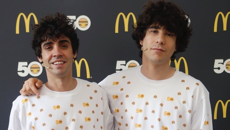 Javier Ambrossi y Javier Calvo en la presentación del 50 aniversario del Big Mac de McDonalds