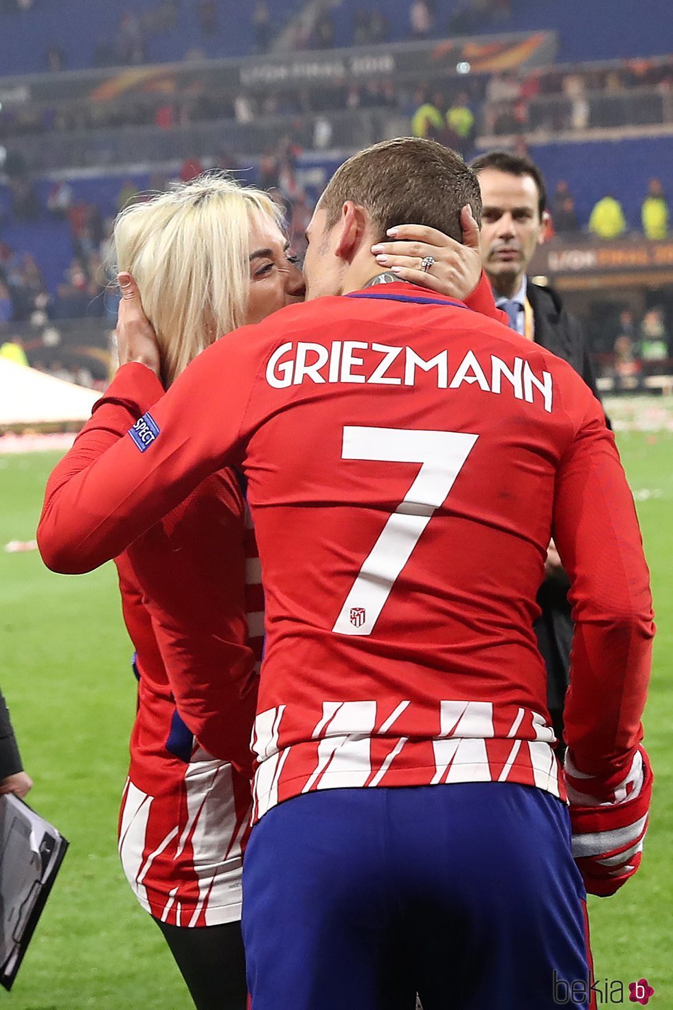 Antoine Griezmann besándose con su mujer tras la victoria del Atlético de Madrid