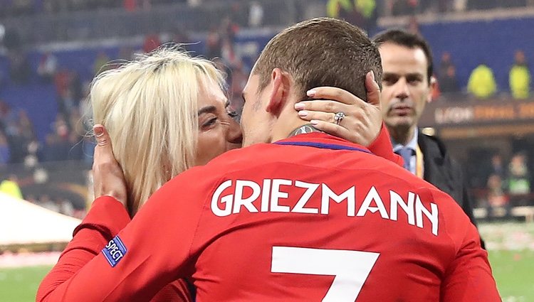 Antoine Griezmann besándose con su mujer tras la victoria del Atlético de Madrid