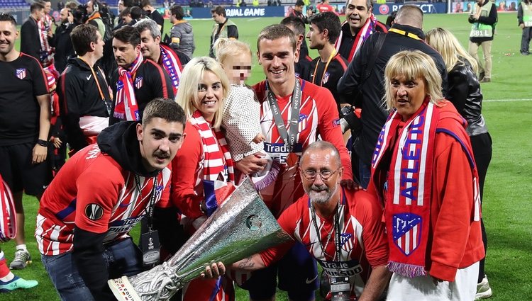 Antoine Griezmann celebrando con su familia la Europa League 2018