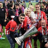 Antoine Griezmann celebrando con su familia la Europa League 2018