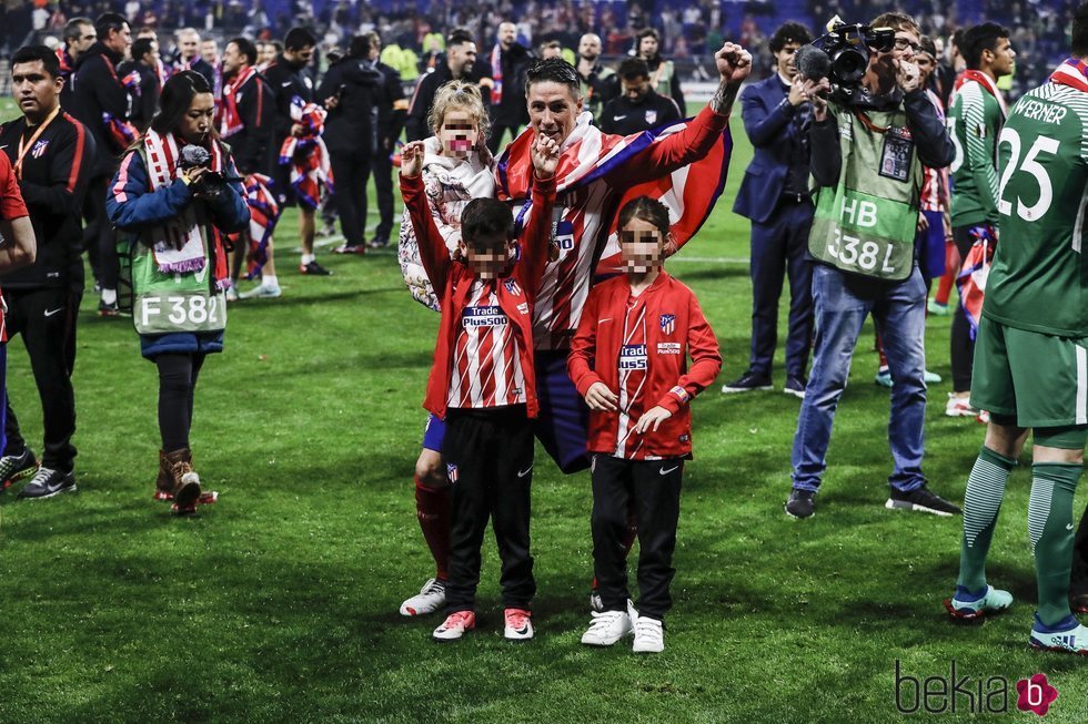 Fernando Torres, muy feliz con sus tres hijos celebrando la victoria del Atleti en la Europa League 2018