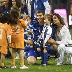 Iker Casillas y Sara Carbonero con sus hijos Lucas y Martín celebrando la victoria del Oporto