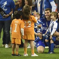 Iker Casillas y Sara Carbonero con sus hijos Lucas y Martín celebrando la victoria del Oporto