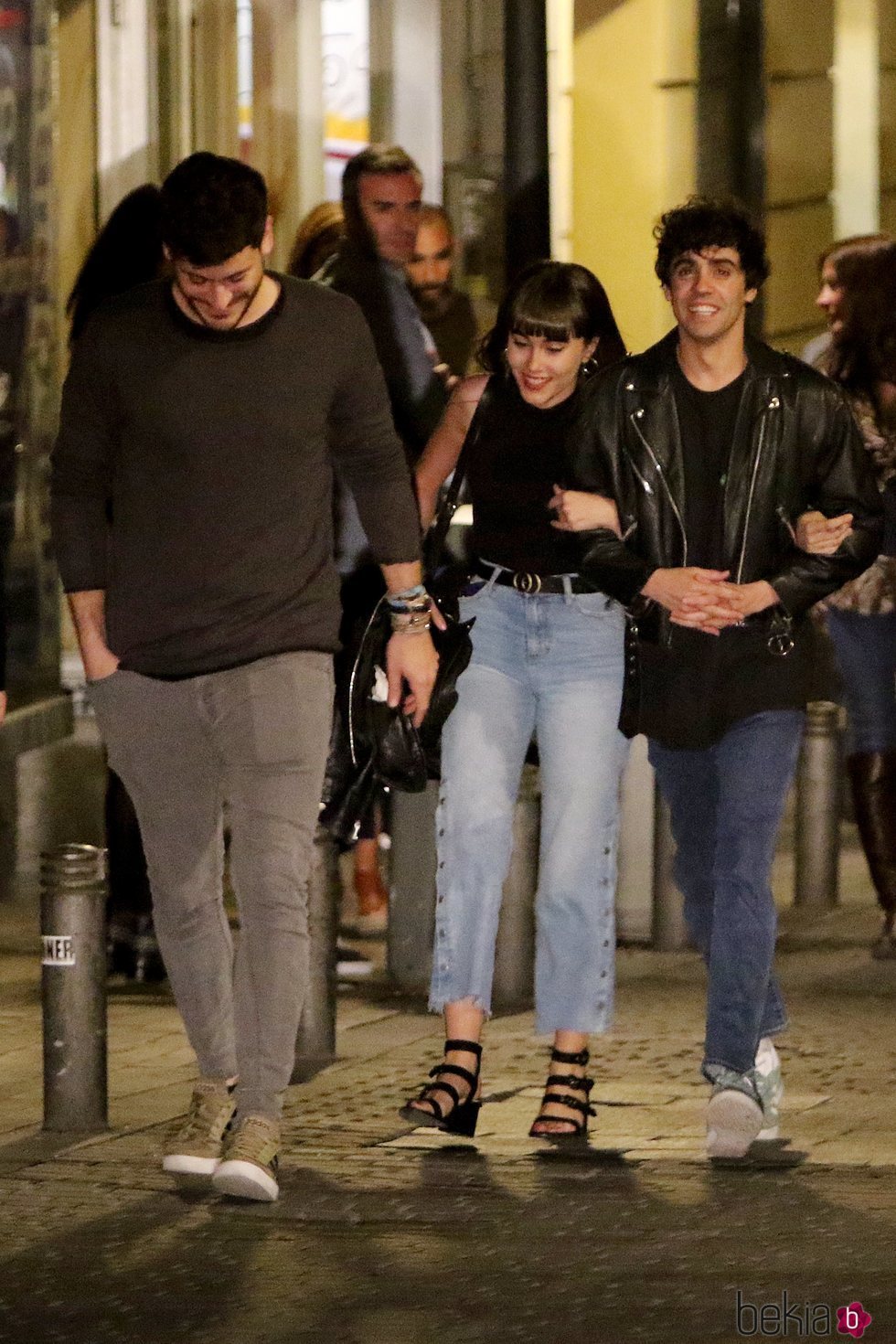 Cepeda, Aitana y Javier Ambrossi acudiendo al musical 'La Llamada'