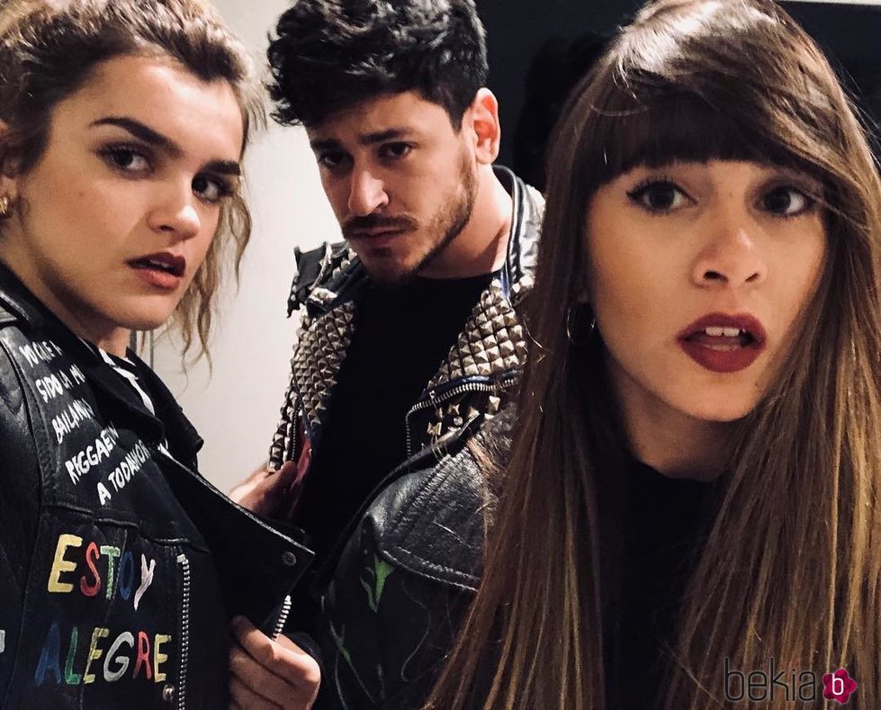 Amaia, Cepeda y Aitana posando con las chaquetas de Los Javis antes de 'La Llamada'