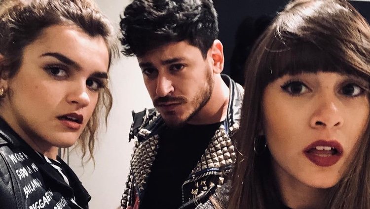 Amaia, Cepeda y Aitana posando con las chaquetas de Los Javis antes de 'La Llamada'