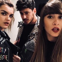 Amaia, Cepeda y Aitana posando con las chaquetas de Los Javis antes de 'La Llamada'