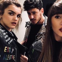 Amaia, Cepeda y Aitana posando con las chaquetas de Los Javis antes de 'La Llamada'