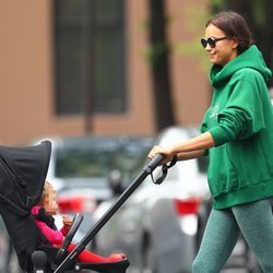 Irina Shayk, muy feliz dando un paseo a su hija Lea