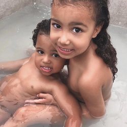 North y Saint West, hijos de Kim Kardashian, dándose un baño