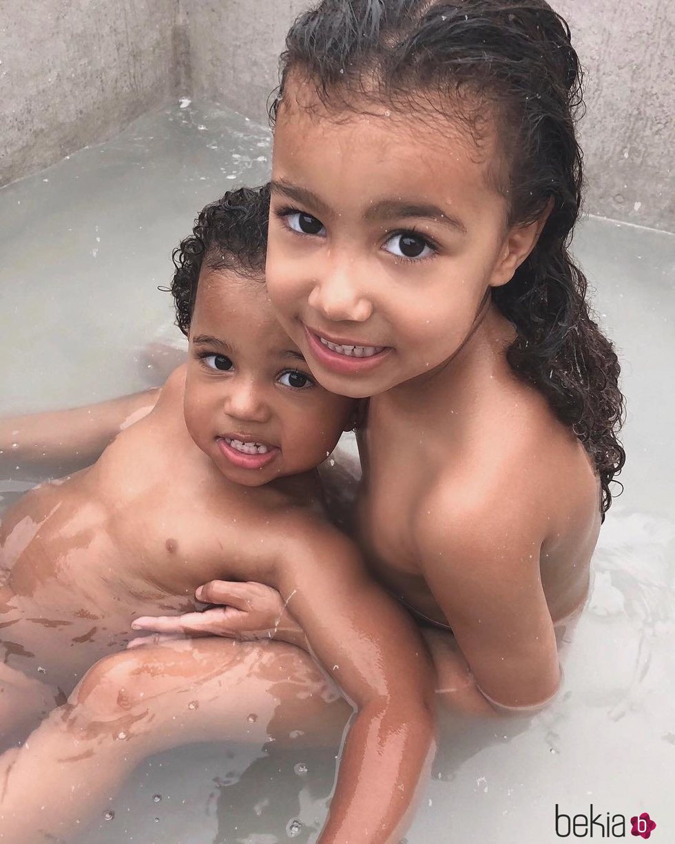 North y Saint West, hijos de Kim Kardashian, dándose un baño