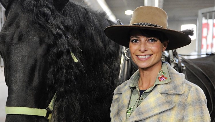 Natalia Estrada con un caballo