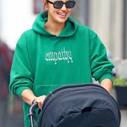 Irina Shayk, muy sonriente de paseo con su hija Lea