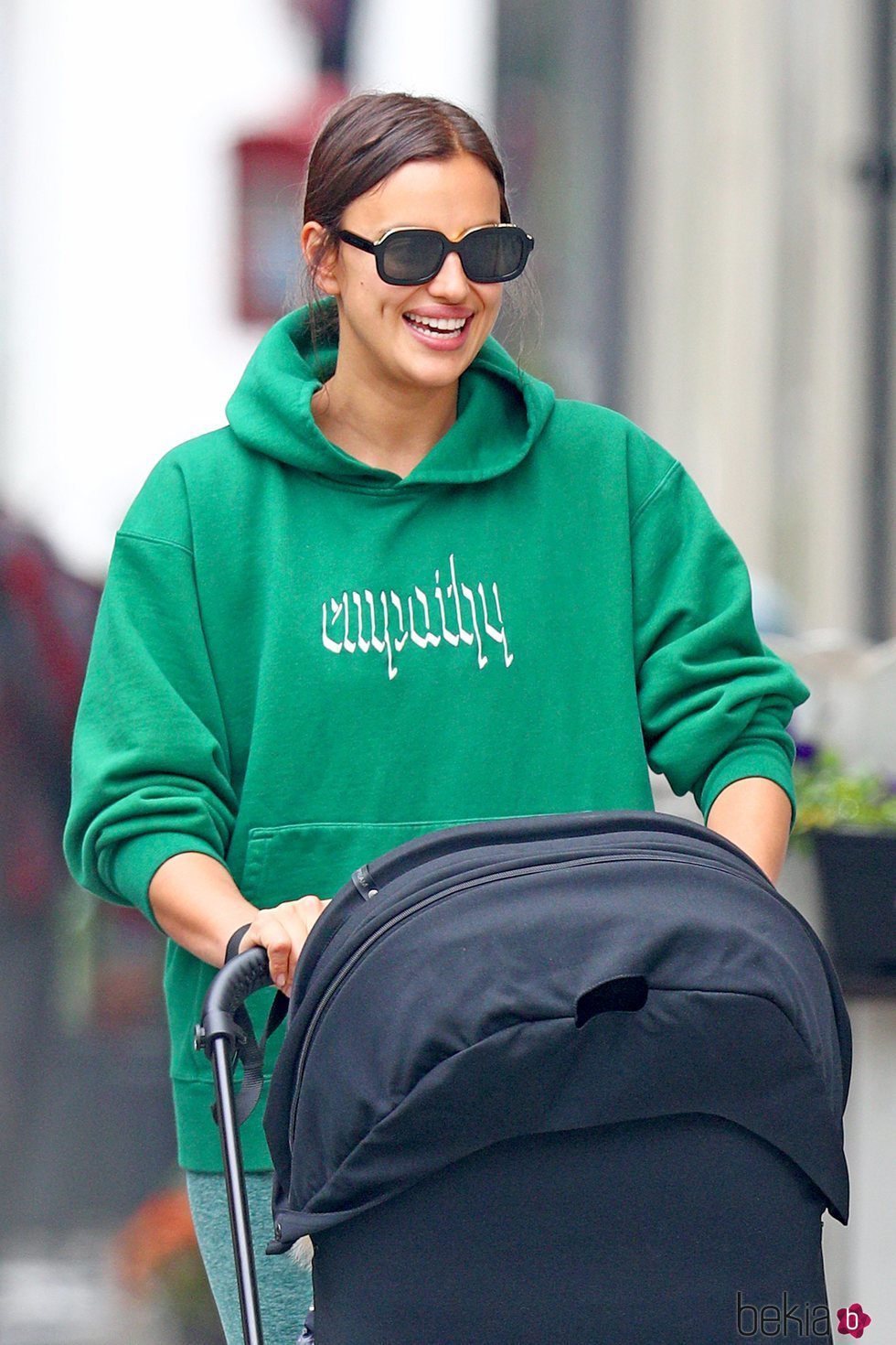 Irina Shayk, muy sonriente de paseo con su hija Lea