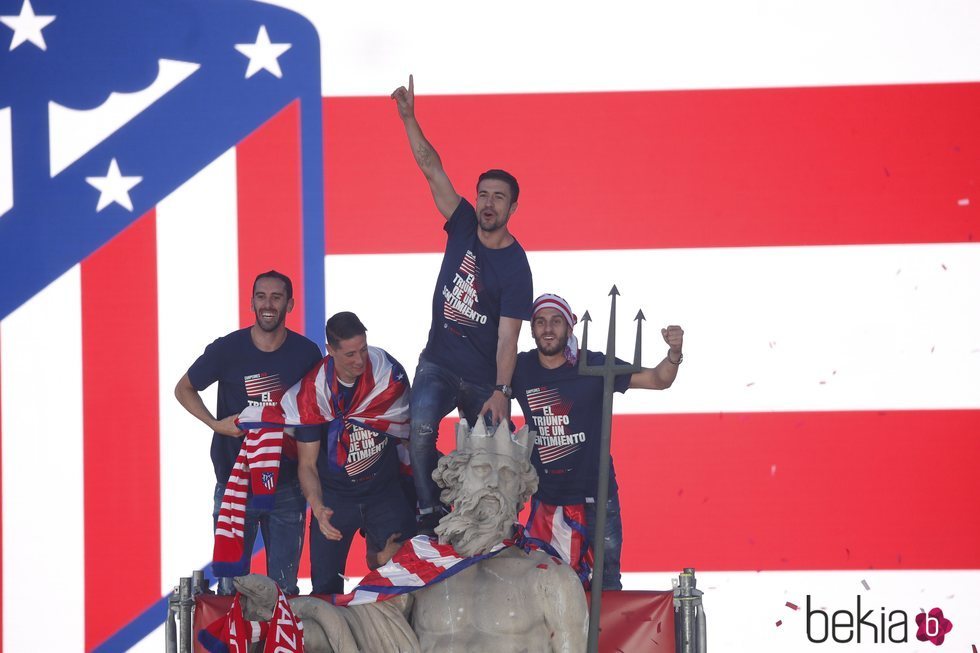 Los capitanes del Atlético de Madrid con Neptuno