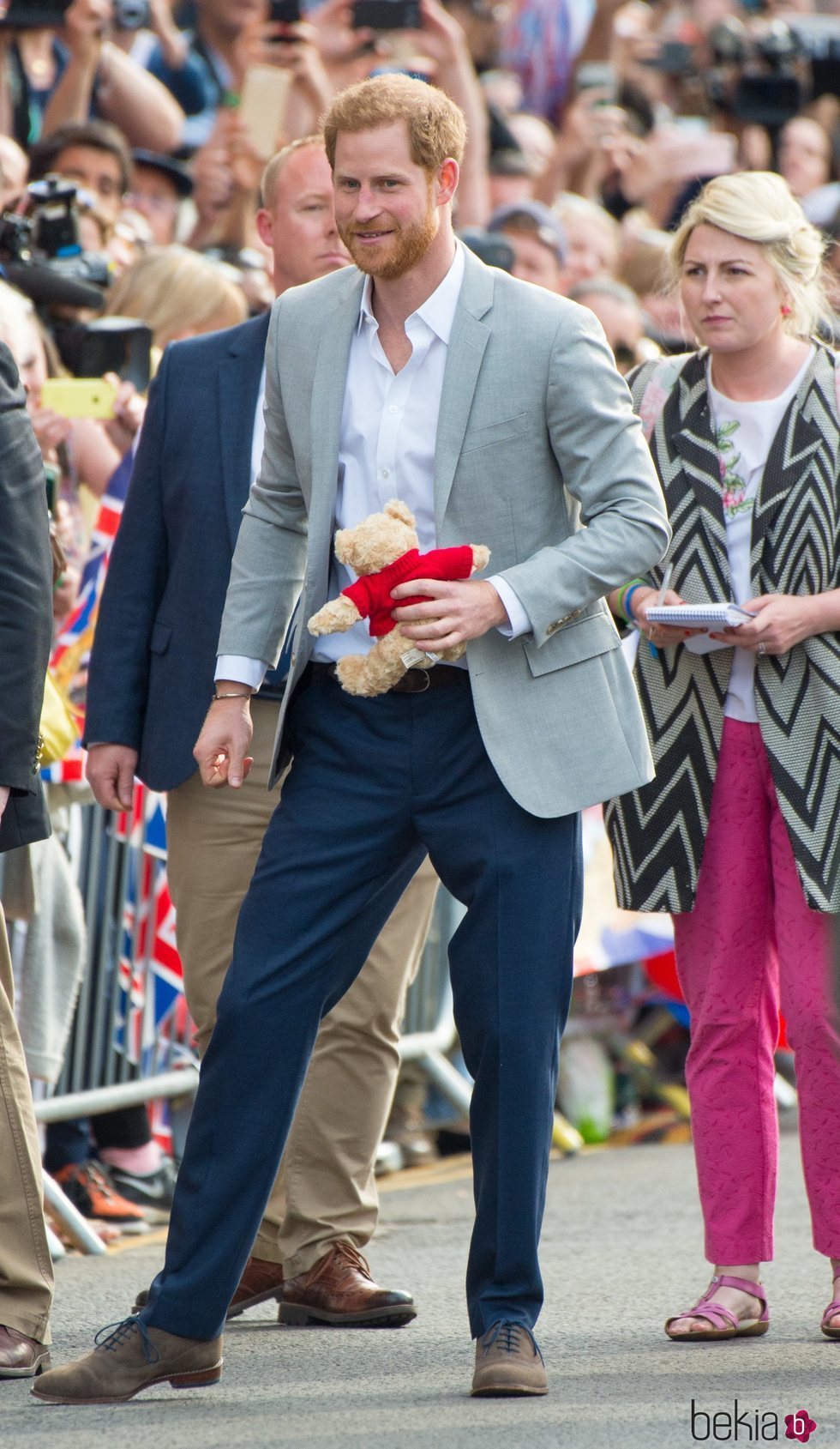 El Príncipe Harry saluda a la gente agolpada en torno al Castillo de Windsor