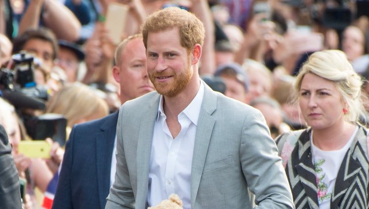 El Príncipe Harry saluda a la gente agolpada en torno al Castillo de Windsor