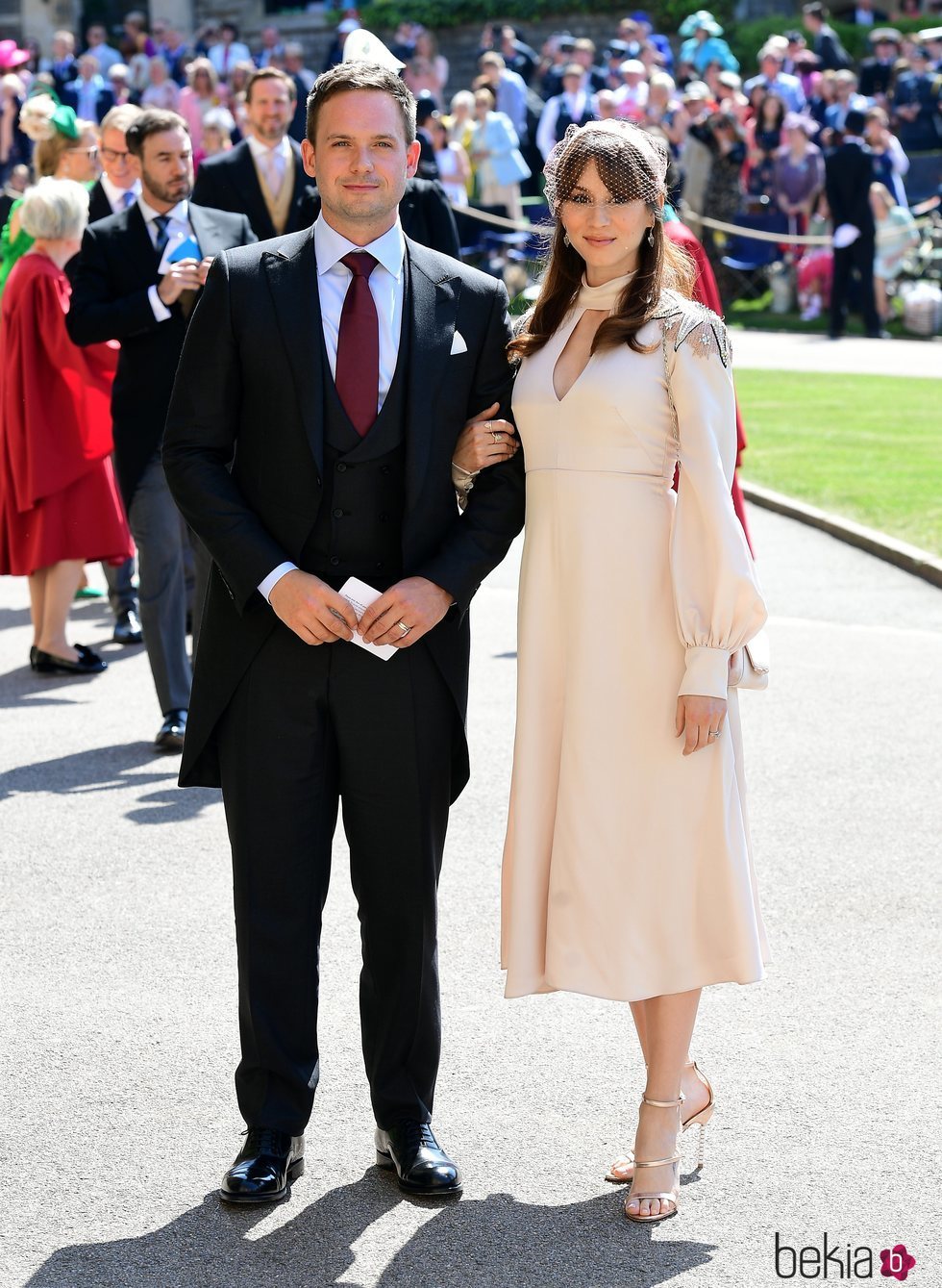 Patrick J. Adams y Troian Bellisario en la boda del Príncipe Harry y Meghan Markle