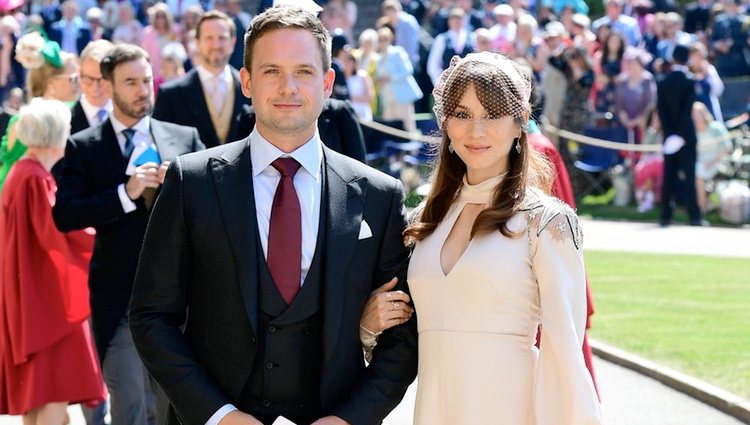 Patrick J. Adams y Troian Bellisario en la boda del Príncipe Harry y Meghan Markle