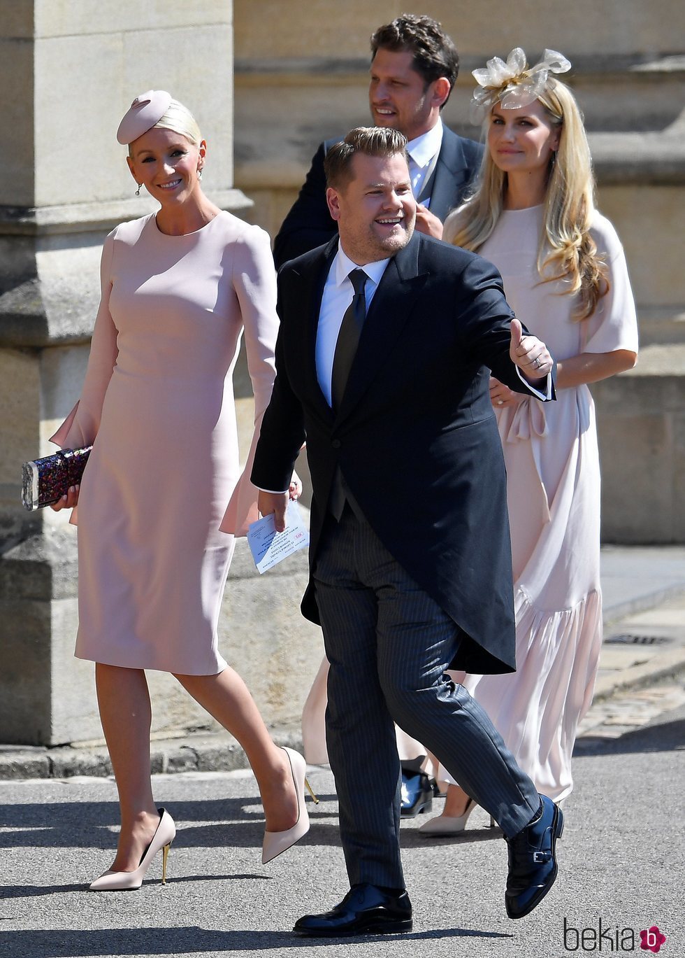 James Corden y Julia Carey en la boda del Príncipe Harry y Meghan Markle