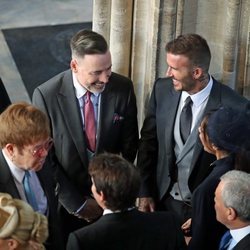 Elton John y David Furnish charlando con David Beckham en la boda del Príncipe Harry y Meghan Markle