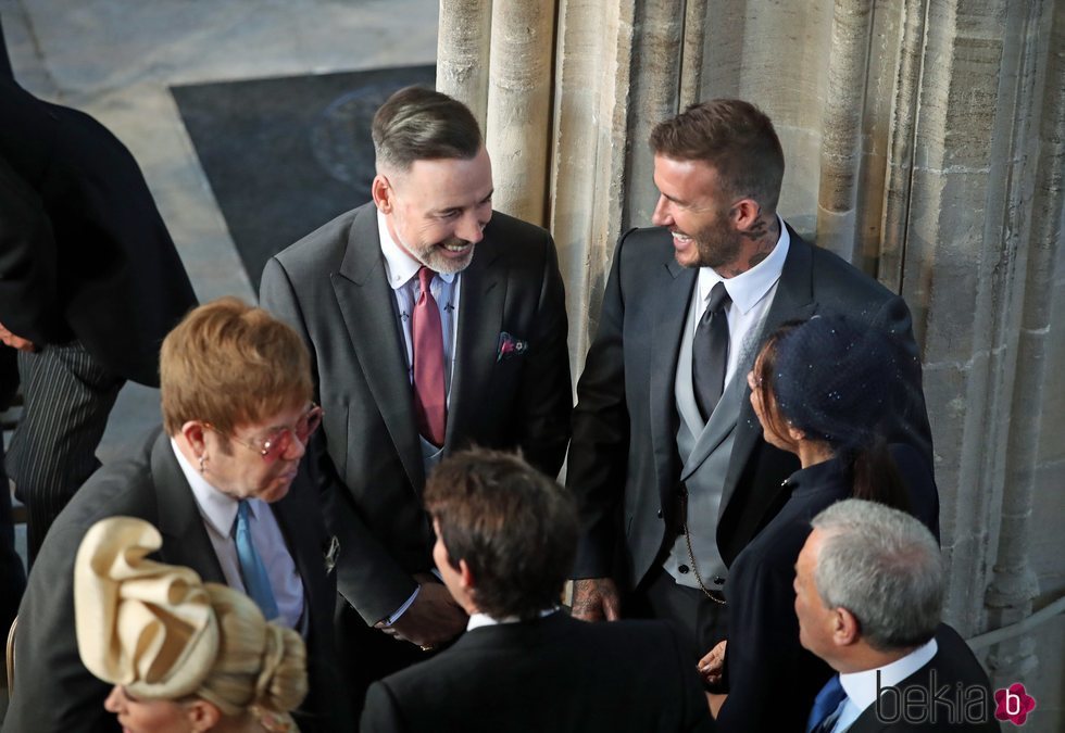 Elton John y David Furnish charlando con David Beckham en la boda del Príncipe Harry y Meghan Markle