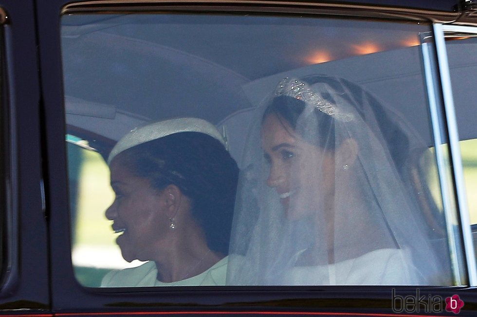 Meghan Markle y su madre Doria Ragland en el coche antes de la ceremonia