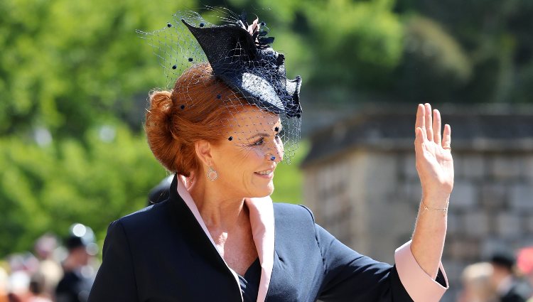 Sarah Ferguson saluda al público en la boda del Príncipe Harry y Meghan Markle