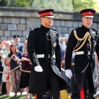 El Príncipe Harry y su hermano el Príncipe Guillermo de Inglaterra llegando a la Capilla de San Jorge