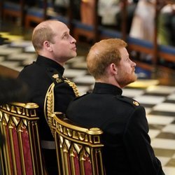 El Príncipe Guillermo de Inglaterra y el Príncipe Harry en la Capilla de San Jorge esperando a Meghan Markle