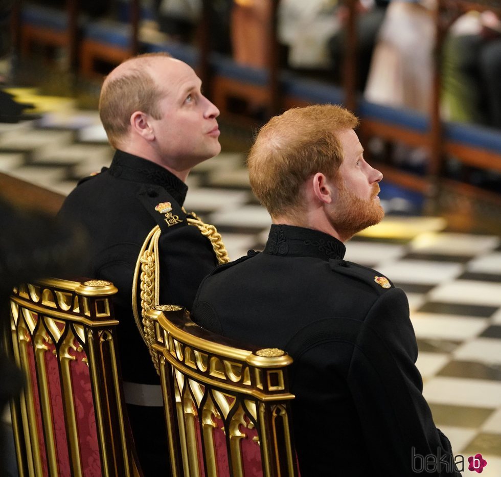 El Príncipe Guillermo de Inglaterra y el Príncipe Harry en la Capilla de San Jorge esperando a Meghan Markle