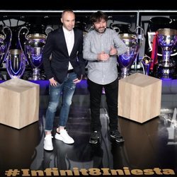 Andrés Iniesta y Jordi Évole en el acto de homenaje