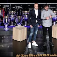 Andrés Iniesta y Jordi Évole en el acto de homenaje