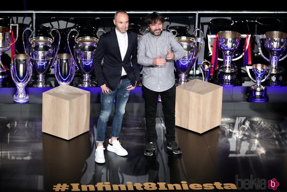 Andrés Iniesta y Jordi Évole en el acto de homenaje