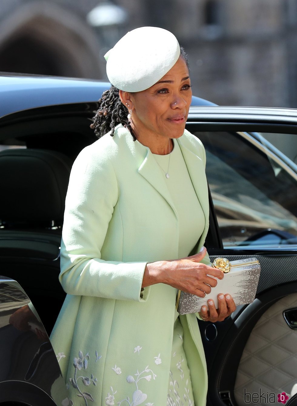 Doria Ragland saliendo del coche antes de la boda del Príncipe Harry y su hija Meghan Markle