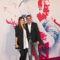 Xavi Henández y su mujer en el acto de homenaje de despedida a Andrés Iniesta