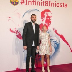 Marc Gasol y su mujer en el homenaje de despedida a Andrés Iniesta