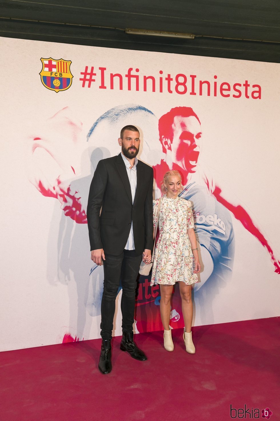 Marc Gasol y su mujer en el homenaje de despedida a Andrés Iniesta