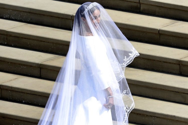 Meghan Markle a su llegada a la Capilla de San Jorge donde le esperaba el Príncipe Harry