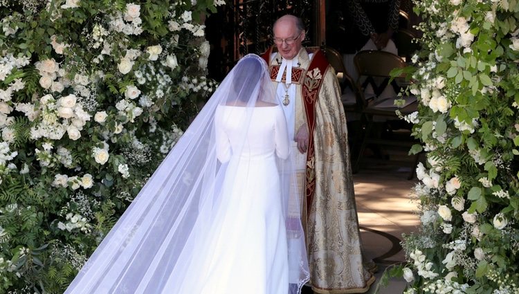 Meghan Markle en la puerta de la Capilla de San Jorge antes de su boda con el Príncipe Harry