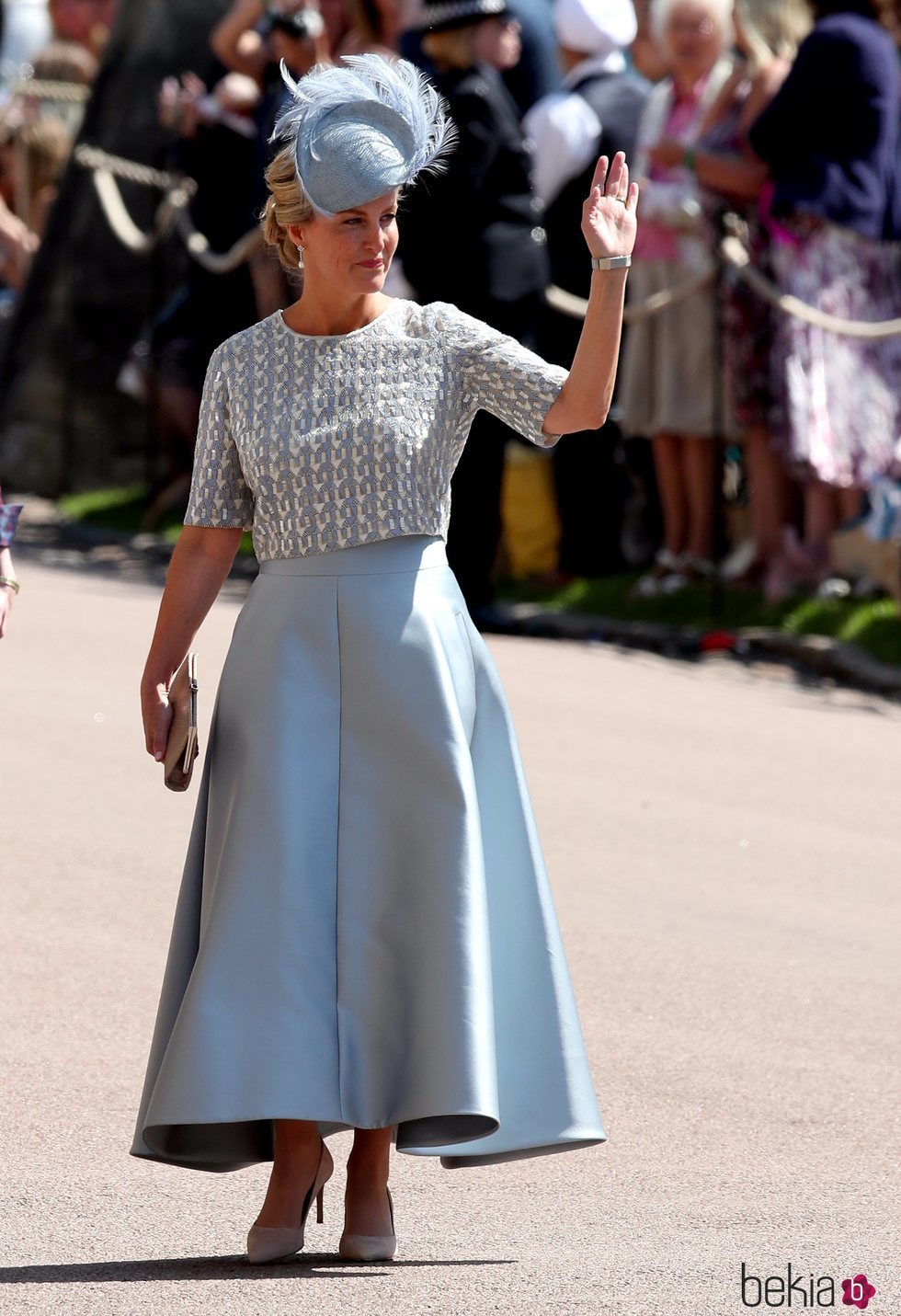 Sophie Rhys Jones saluda al público en la boda del Príncipe Harry y Meghan Markle