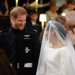 El Príncipe Harry y Meghan Markle se dedican miradas cómplices en su boda