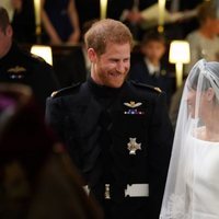 El Príncipe Harry y Meghan Markle se dedican miradas cómplices en su boda